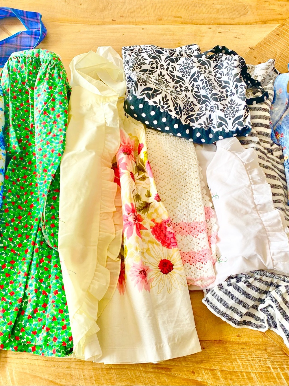 Apron Lot of 11 Aprons. Great condition